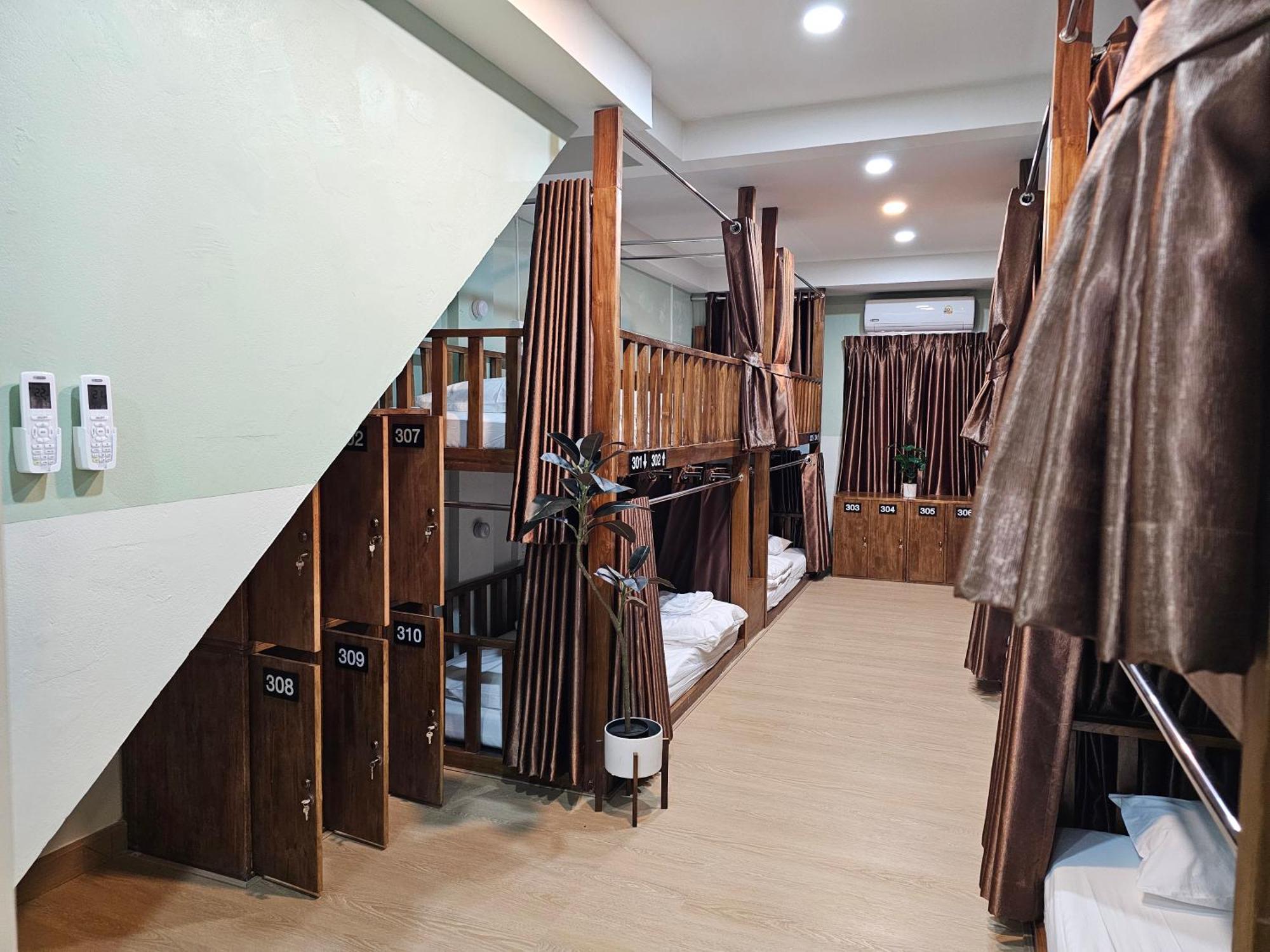 Lub Nai Hostel Patong Pokoj fotografie