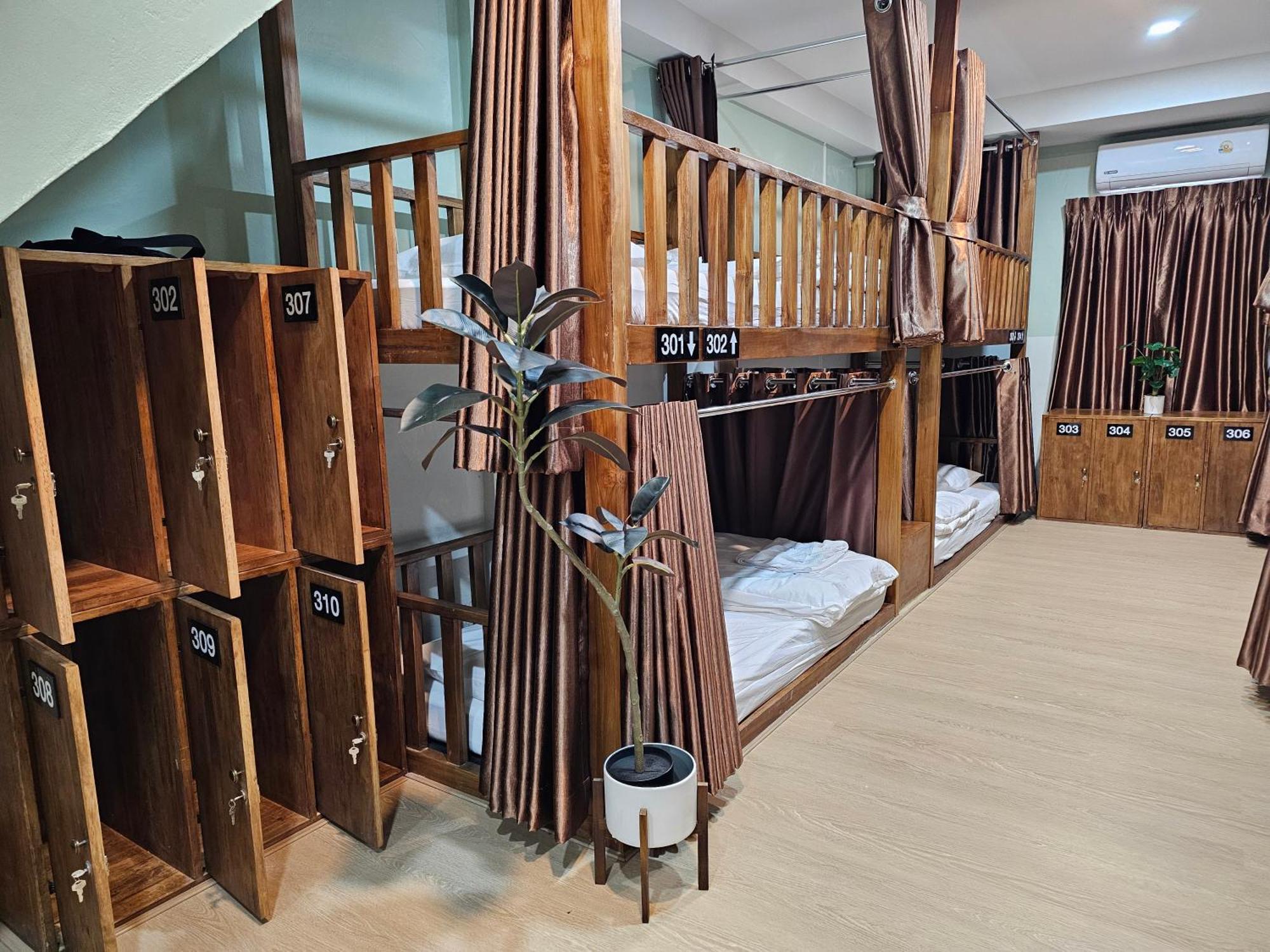Lub Nai Hostel Patong Pokoj fotografie