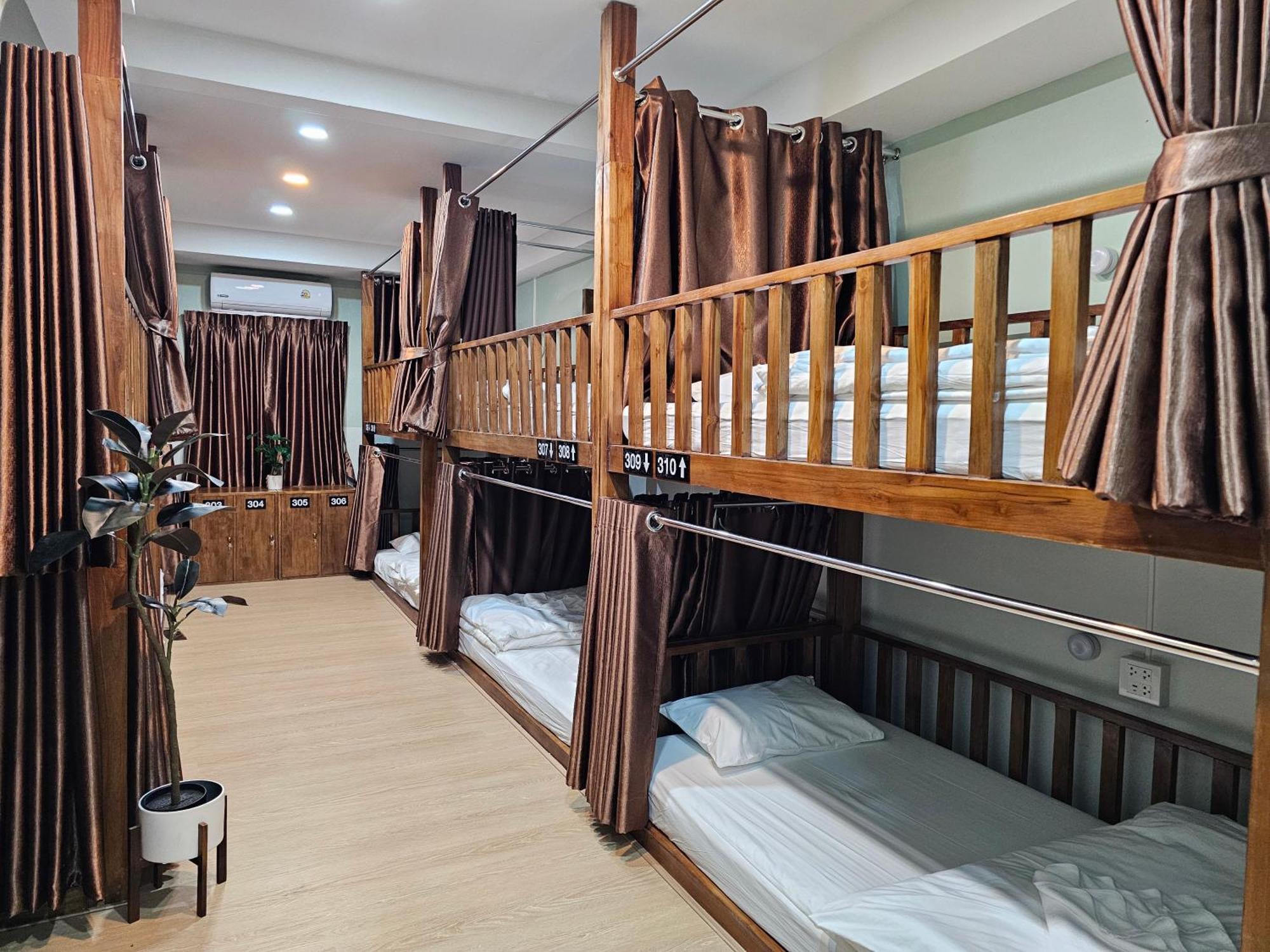 Lub Nai Hostel Patong Pokoj fotografie